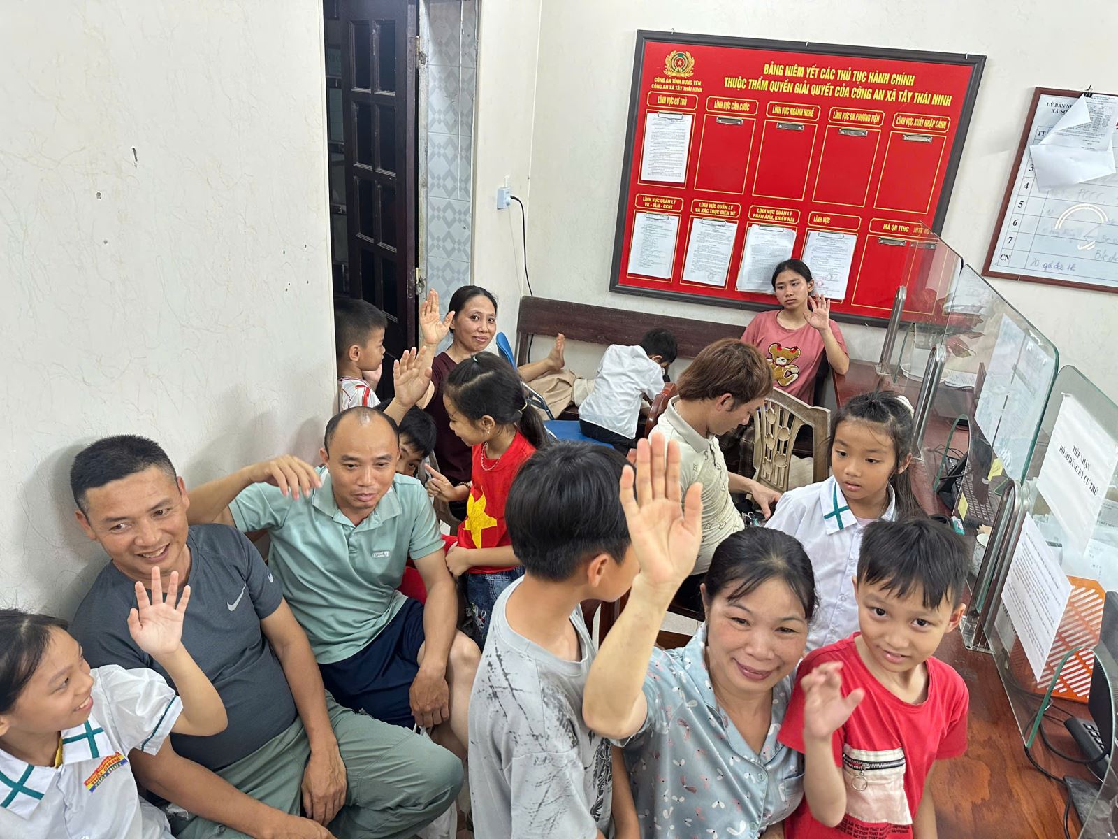 Công an xã Tây Thái Ninh, tỉnh Hưng Yên đẩy mạnh cao điểm cấp định danh điện tử mức độ 2 cho công dân từ đủ 06 tuổi đến dưới 14 tuổi