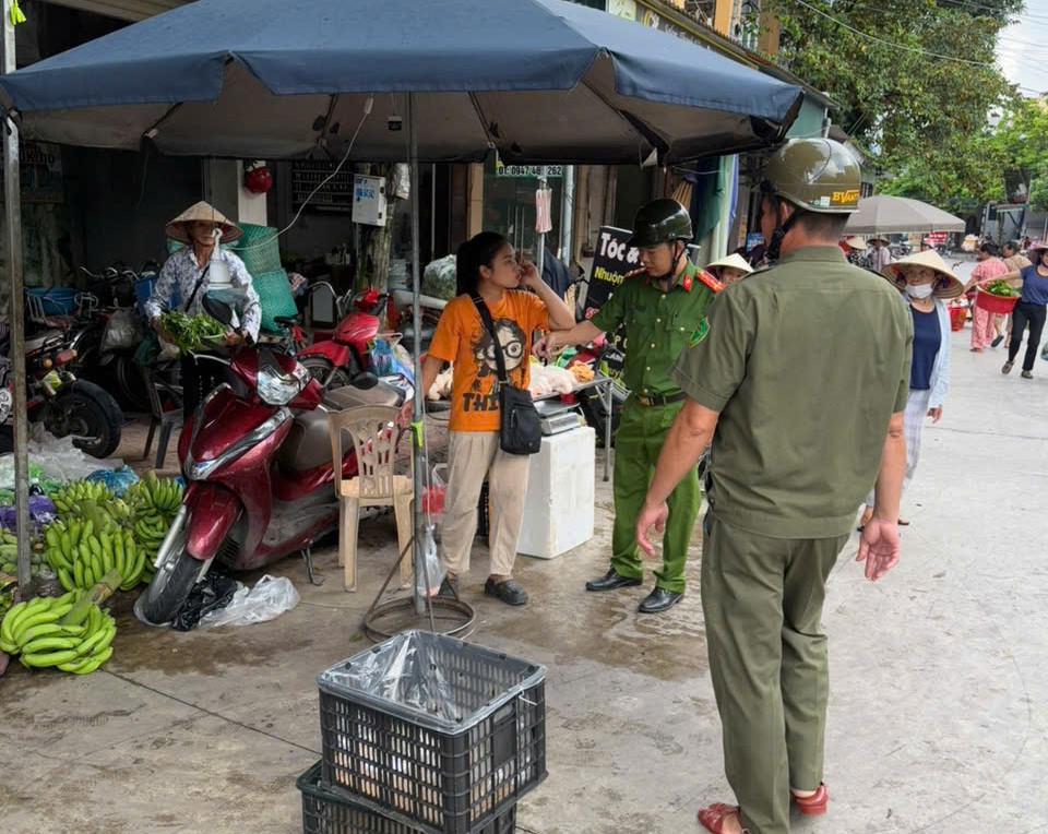 Công an xã Nam Đông Hưng tăng cường công tác bảo đảm trật tự công cộng tại khu vực chợ Tìm