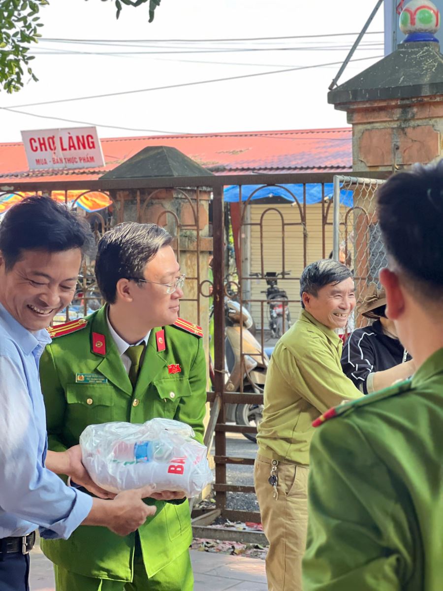 TỰ HÀO MÀU ÁO PHỤC VỤ NHÂN DÂN: CÔNG AN XÃ VIỆT YÊN CÙNG CỘNG ĐỒNG CHUNG TAY HỖ TRỢ ĐỒNG BÀO ĐẮK LẮK VƯỢT QUA MÙA LŨ LỊCH SỬ