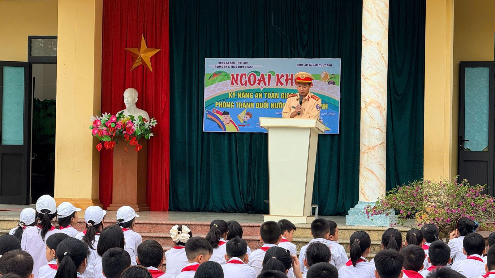 Công an xã Nam Thuỵ Anh tuyên truyền pháp luật về an toàn giao thông và phòng chống đuối nước