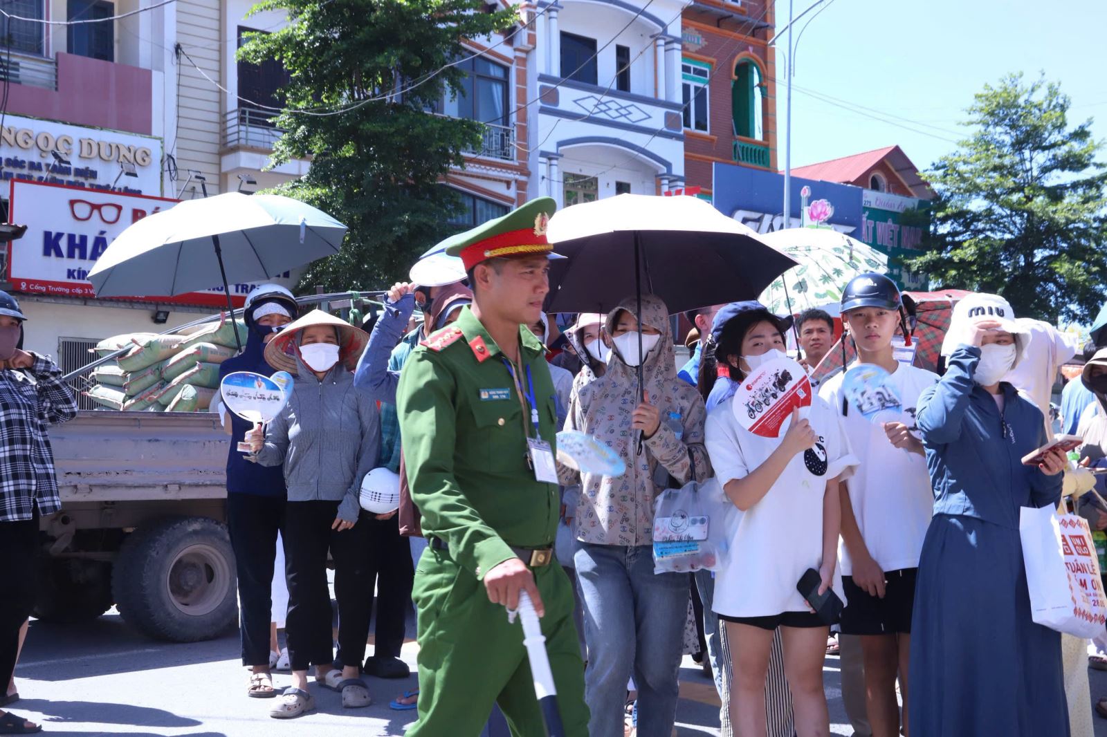 Công an xã Phụng Công tăng cường bảo đảm an ninh, an toàn kỳ thi tuyển sinh vào lớp 10 tại Trường THPT Văn Giang