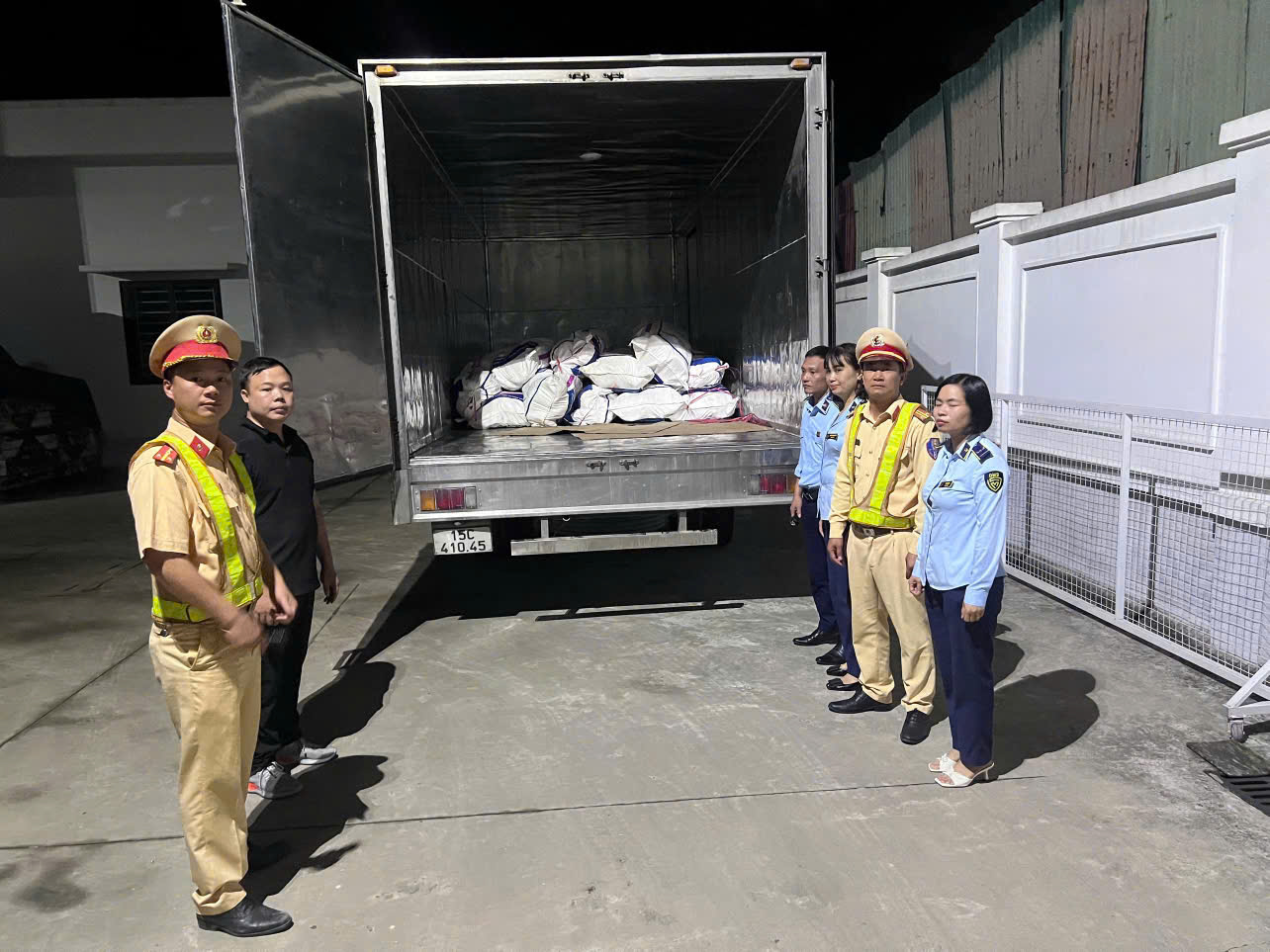 Phát hiện, xử lý phương tiện vận chuyển thực phẩm không rõ nguồn gốc trên Quốc lộ 10