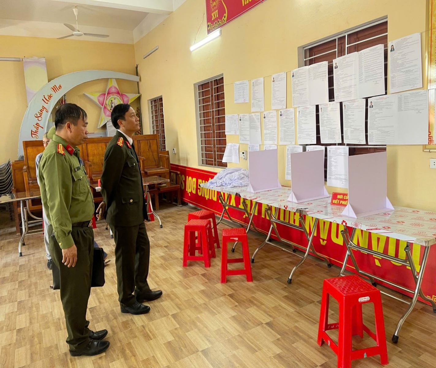 Đoàn công tác của Công an tỉnh kiểm tra công tác bảo đảm an ninh trật tự phục vụ bầu cử tại Công an xã Lê Quý Đôn