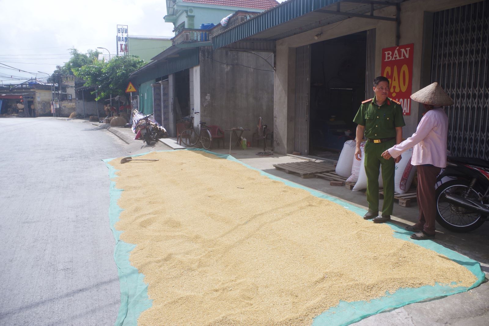 Công an xã Lê Lợi tăng cường tuyên truyền, nhắc nhở người dân không phơi thóc, nông sản trên đường giao thông và đốt rơm, rạ sau thu hoạch lúa	