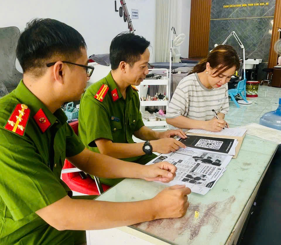Tuyên truyền pháp luật và tổ chức ký cam kết đảm bảo ANTT đối với cơ sở kinh doanh dịch vụ phẫu thuật thẩm mỹ trên địa bàn xã