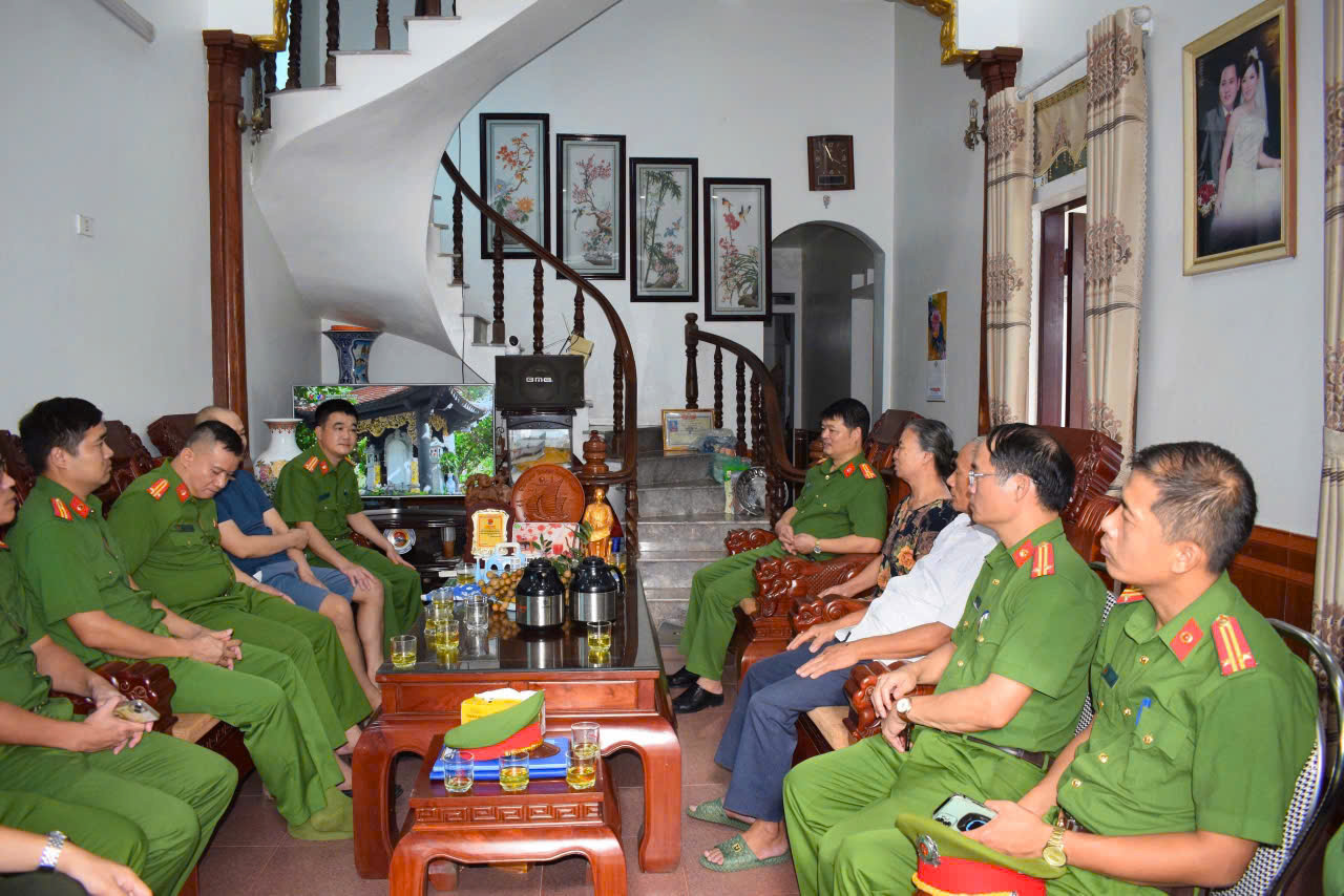 Thăm hỏi, động viên đồng chí Phó Tổ an ninh trật tự ở cơ sở có hoàn cảnh khó khăn