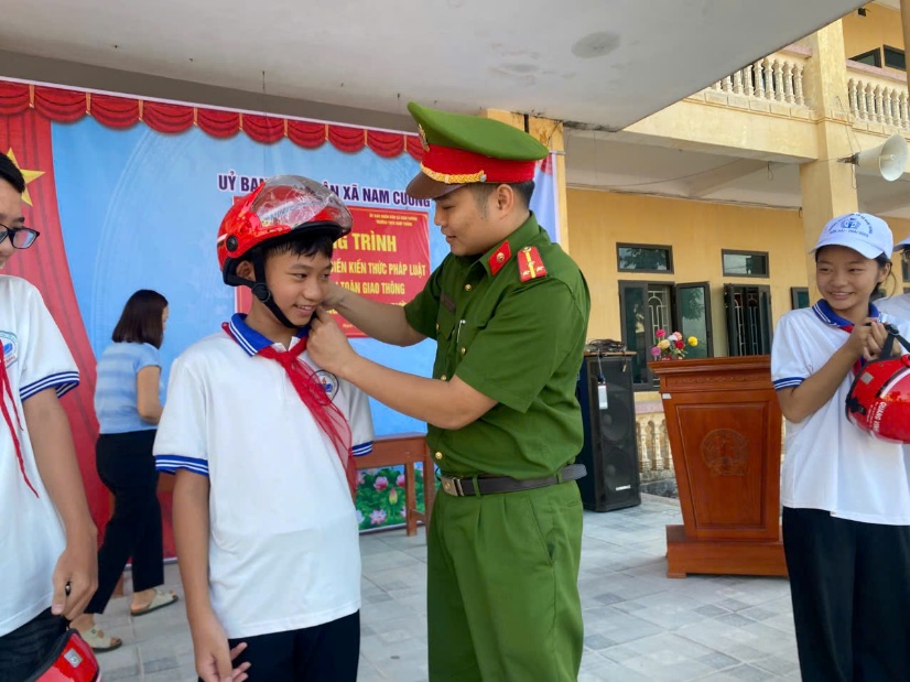 Công an xã Nam Cường tập trung thực hiện công tác tuyên truyền, phổ biến, giáo dục pháp luật về trật tự an toàn giao thông; phòng chống tệ nạn xã hội và bạo lực học đường