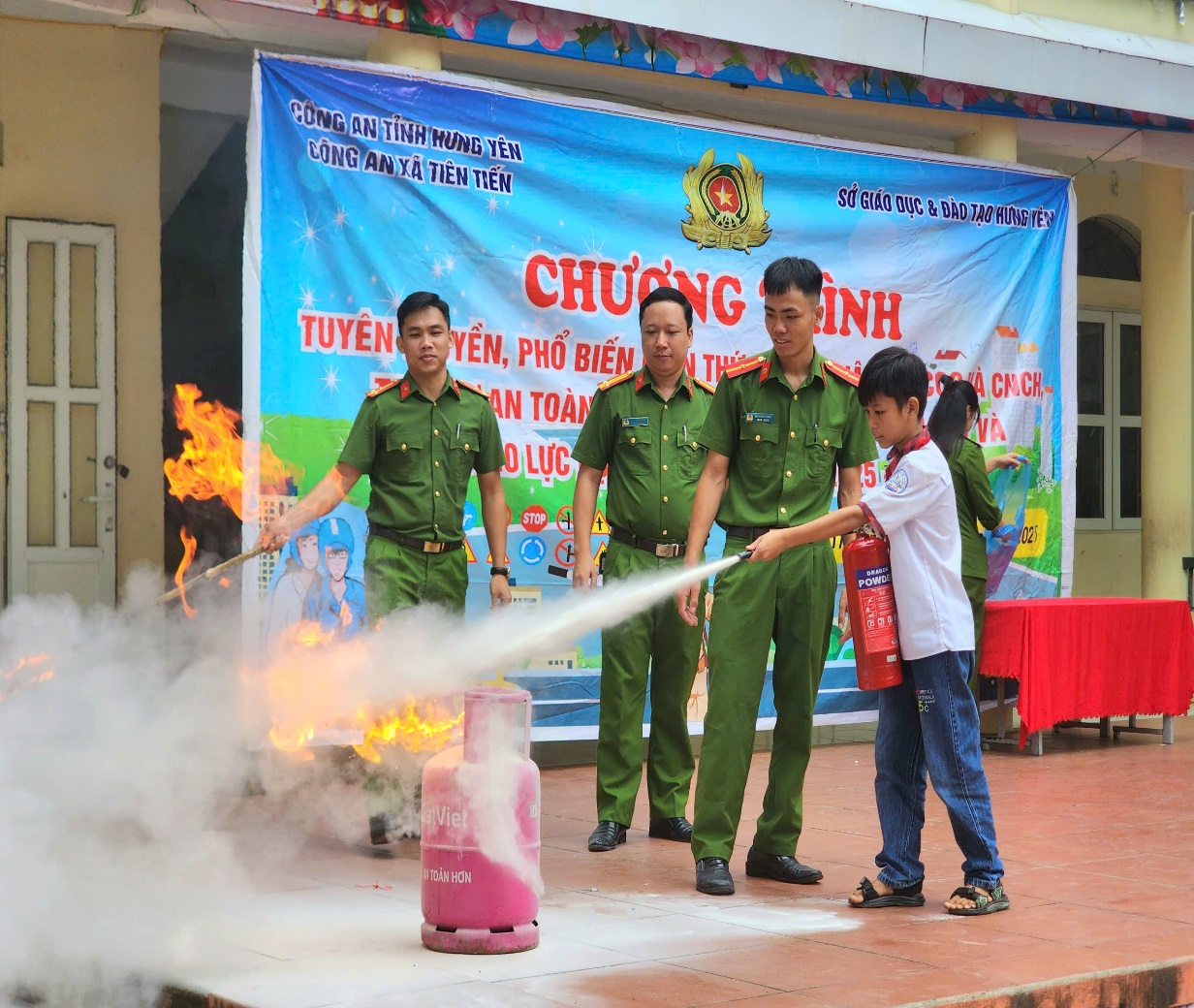 Công an xã Tiên Tiến tuyên truyền pháp luật về trật tự an toàn giao thông đường bộ và kỹ năng thoát nạn, phòng cháy chữa cháy