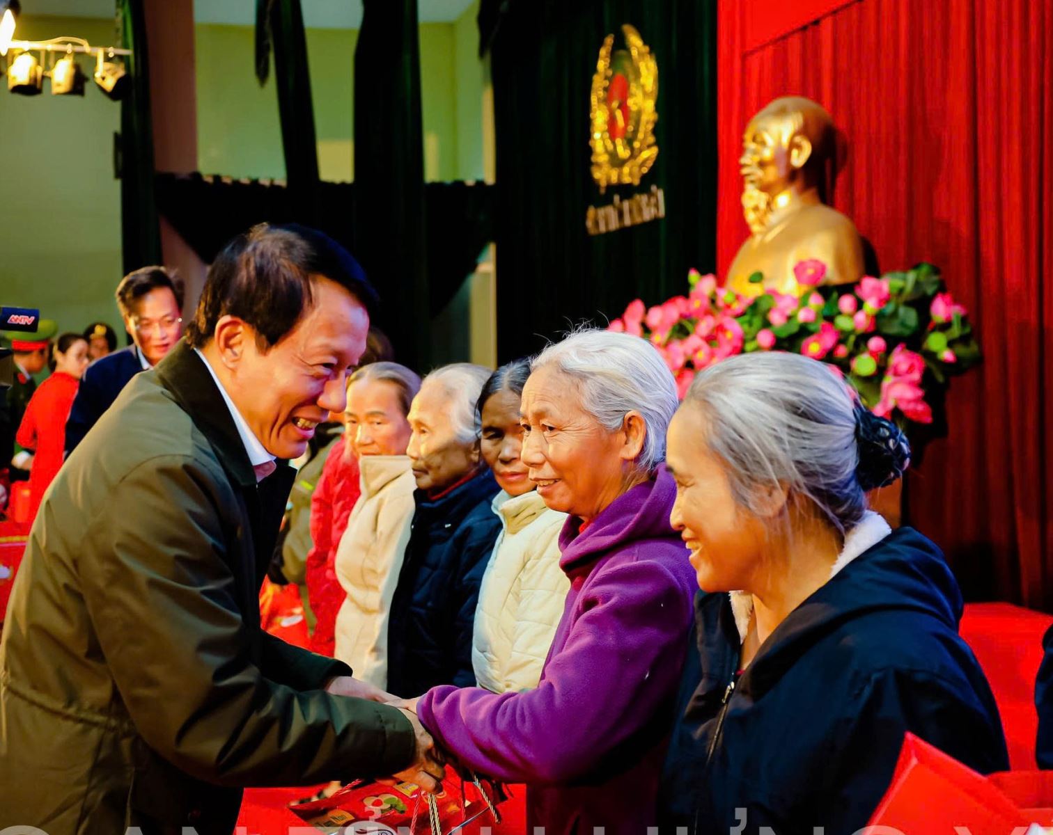 Bộ trưởng Lương Tam Quang tặng quà Tết cho hộ nghèo, người lao động tỉnh Hưng Yên