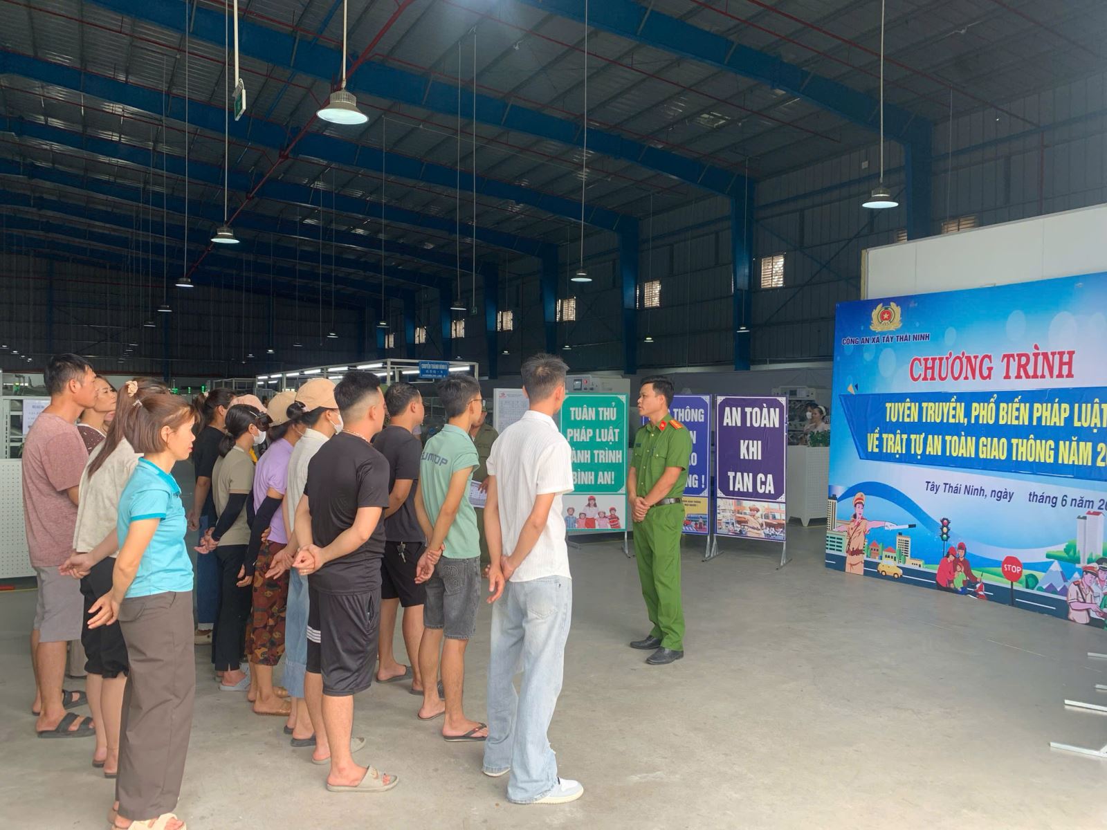 Công an xã Tây Thái Ninh tuyên truyền pháp luật về trật tự an toàn giao thông cho công nhân tại các công ty trên địa bàn 