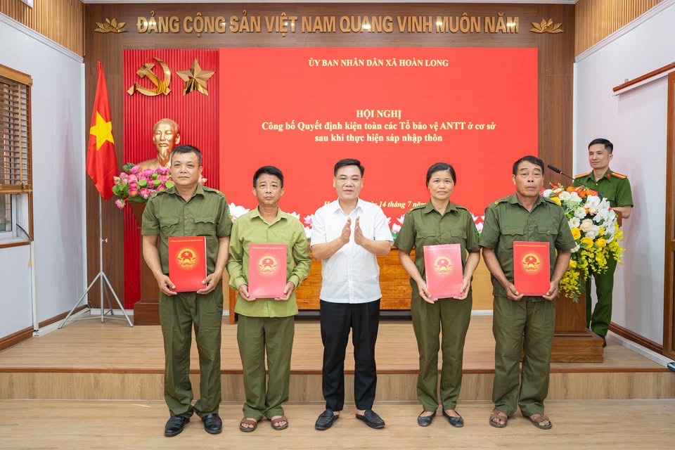 CÔNG AN XÃ HOÀN LONG TỔ CHỨC HỘI NGHỊ SƠ KẾT CÔNG TÁC CÔNG AN 6 THÁNG ĐẦU NĂM, TRIỂN KHAI NHIỆM VỤ CÔNG TÁC 6 THÁNG CUỐI NĂM 2026 VÀ CÔNG BỐ QUYẾT ĐỊNH KIỆN TOÀN TỔ BẢO VỆ AN NINH, TRẬT TỰ Ở CƠ SỞ 