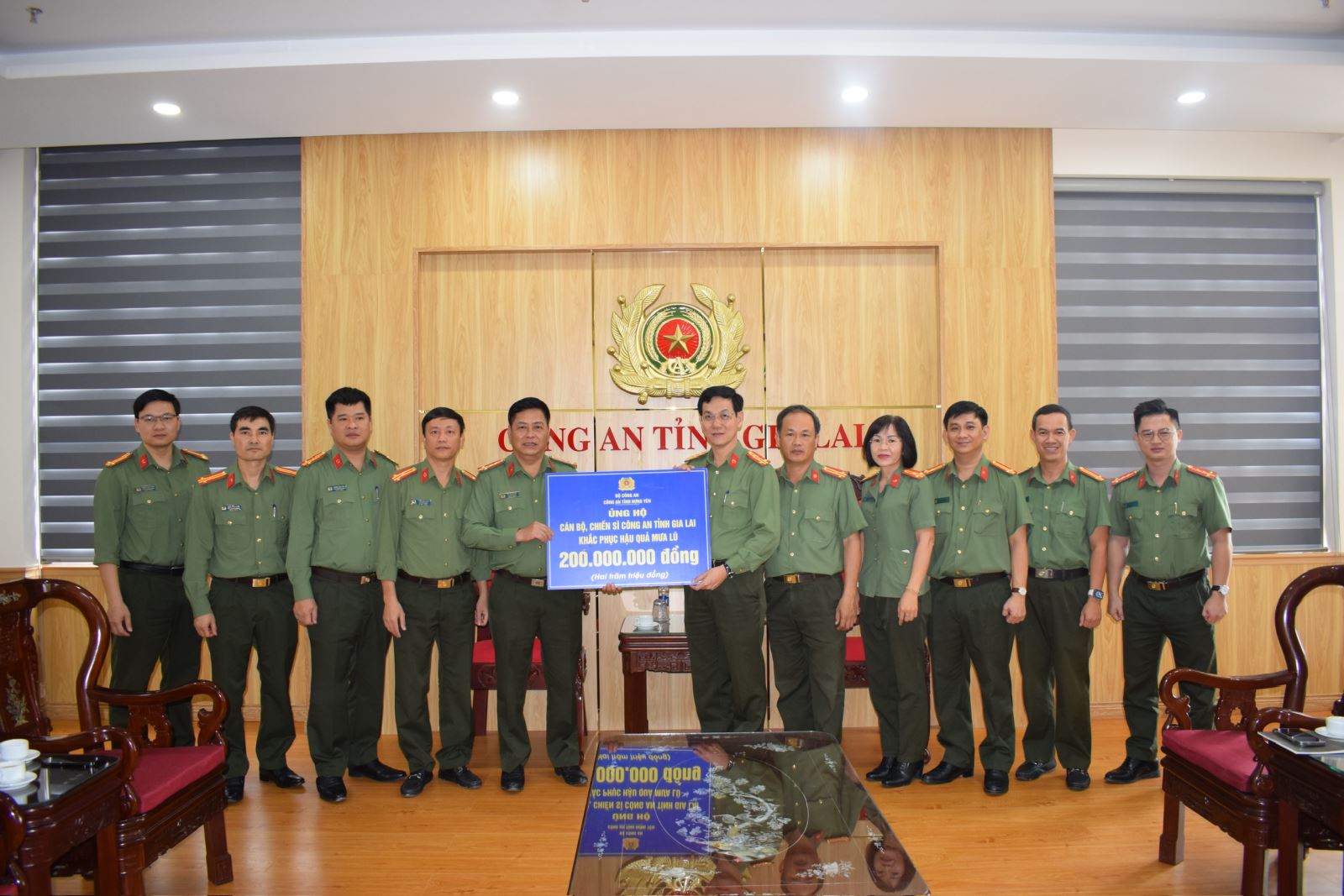 Công an tỉnh Hưng Yên chung tay chia sẻ khó khăn với bà con vùng lũ