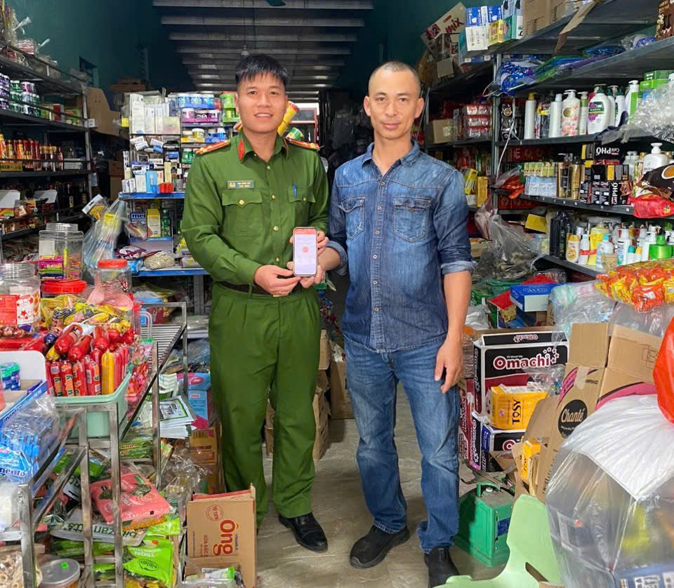 Đoàn thanh niên Công an xã Xuân Trúc xung kích trong công tác tuyên truyền nhân dân cài đặt và sử dụng ứng dụng “Báo cháy 114”