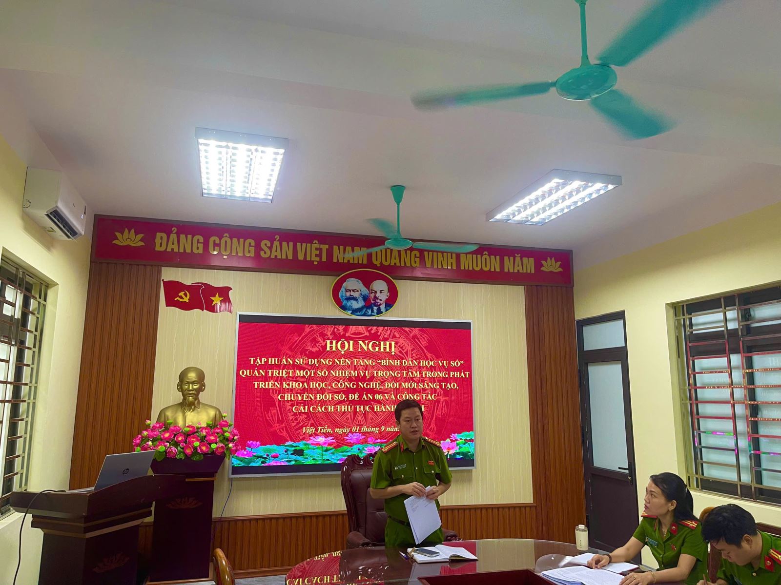 Công an xã Việt Tiến: Tổ chức tập huấn sử dụng nền tảng “Bình dân học vụ số” của Bộ Công an.