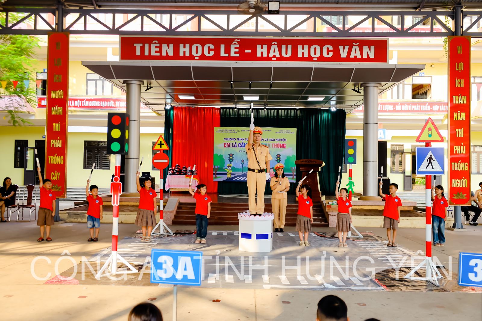 Phòng Cảnh sát giao thông Công an tỉnh tổ chức chương trình “Em là Cảnh sát giao thông” tại Trường Tiểu học và Trung học cơ sở Mễ Sở