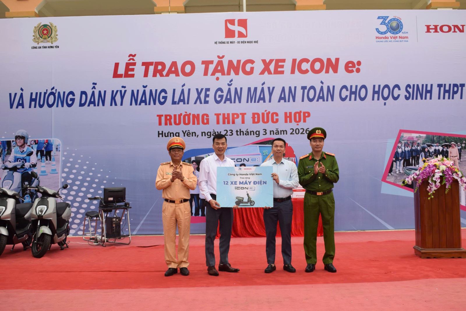 Trao tặng xe máy điện ICON e và hướng dẫn kỹ năng lái xe an toàn tại trường THPT Đức Hợp, tỉnh Hưng Yên