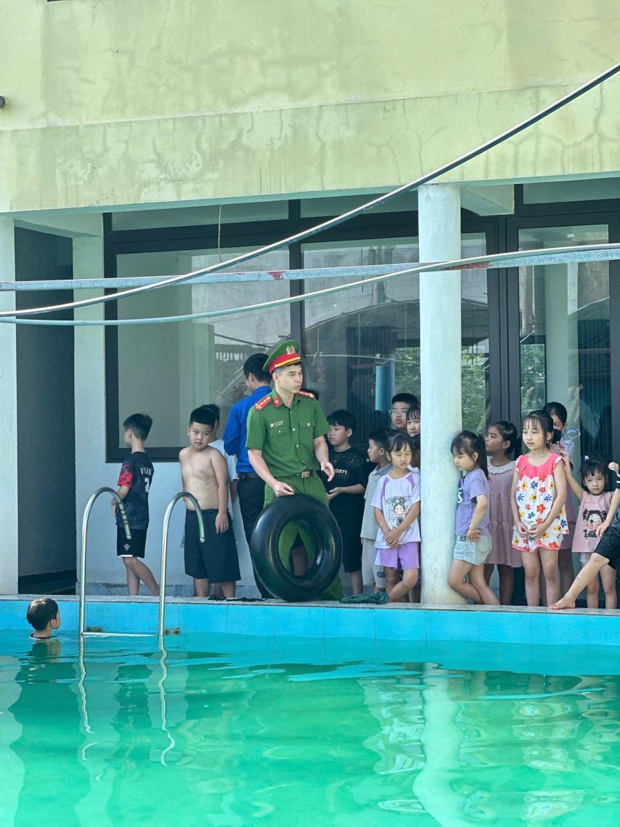 Chi đoàn Công an xã Ân Thi tuyên truyền phòng chống tai nạn đuối nước ở trẻ em và khai giảng lớp tập bơi năm 2026