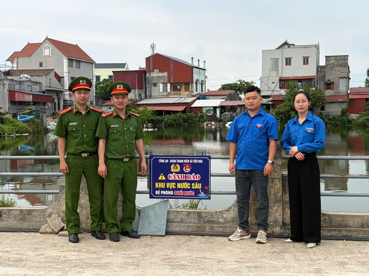 Công an xã Tiên Hoa phối hợp Đoàn thanh niên cắm biển cảnh báo tại các khu vực tiềm ẩn nguy cơ đuối nước