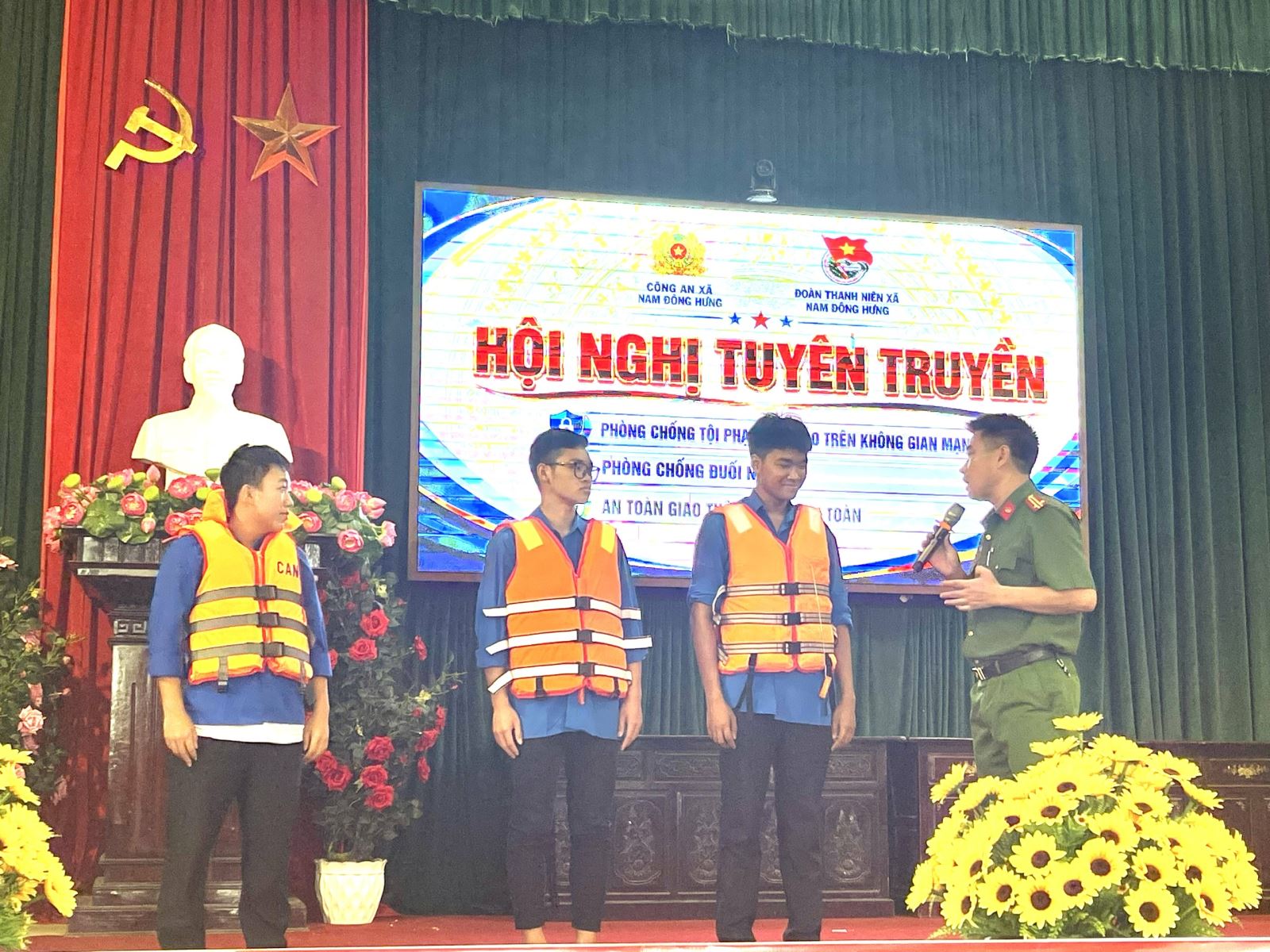 Công an xã Nam Đông Hưng phối hợp Đoàn thanh niên xã tổ chức tuyên truyền phòng, chống đuối nước và hướng dẫn sử dụng áo phao an toàn cho đoàn viên, thanh niên