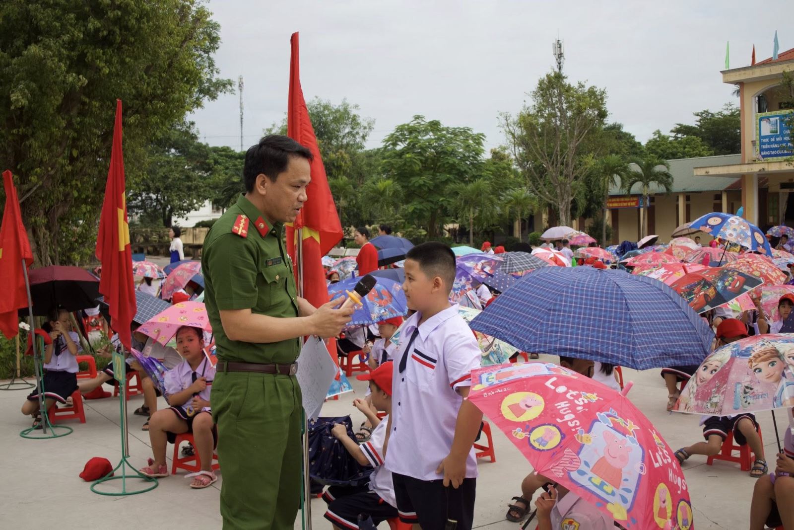 Công an xã Thư Trì tuyên truyền pháp luật, hướng dẫn thực hành kỹ năng bảo đảm an toàn cho học sinh.