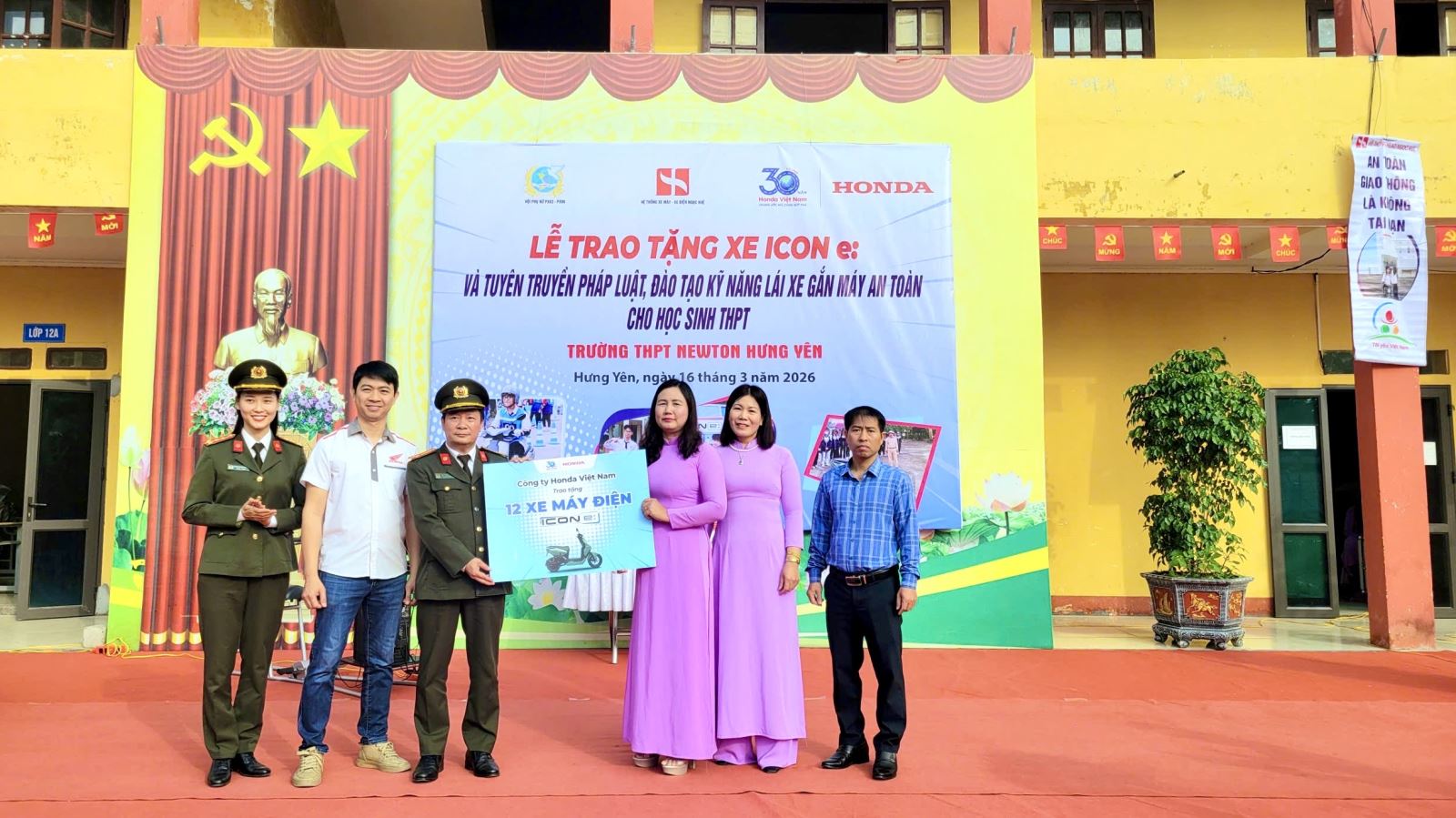 Hội phụ nữ Phòng Công tác chính trị - Cơ quan Uỷ ban kiểm tra Đảng uỷ  Công an tỉnh phối hợp tổ chức tuyên truyền pháp luật, đào tạo kỹ năng lái xe an toàn tại trường THPT Newton