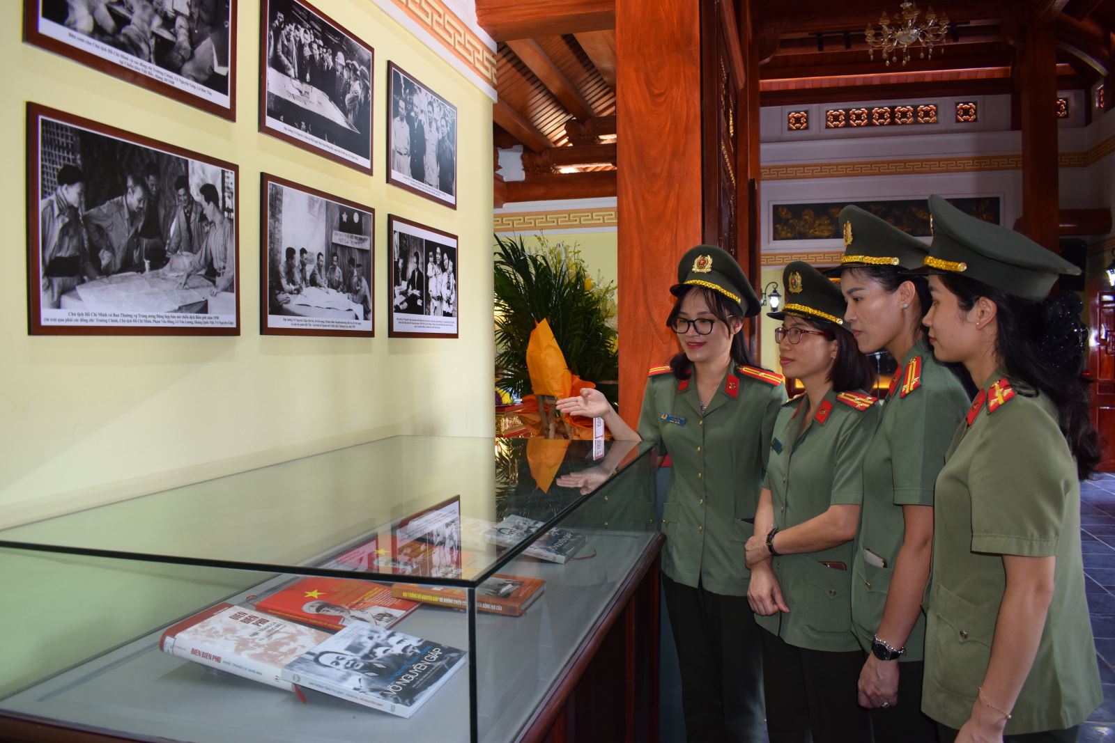 Phụ nữ Công an Hưng Yên đẩy mạnh học tập và làm theo tư tưởng, đạo đức, phong cách Hồ Chí Minh; bản lĩnh - nhân văn - kỷ cương - trách nhiệm vì An ninh Tổ quốc, vì hạnh phúc gia đình