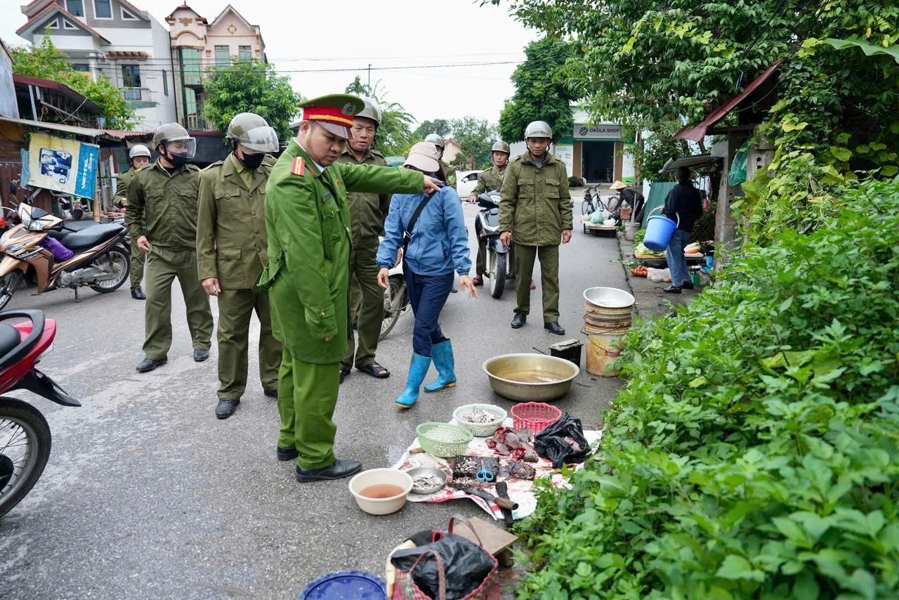 Xã Triệu Việt Vương ra quân xử lý vi phạm trật tự công cộng và hành lang an toàn giao thông