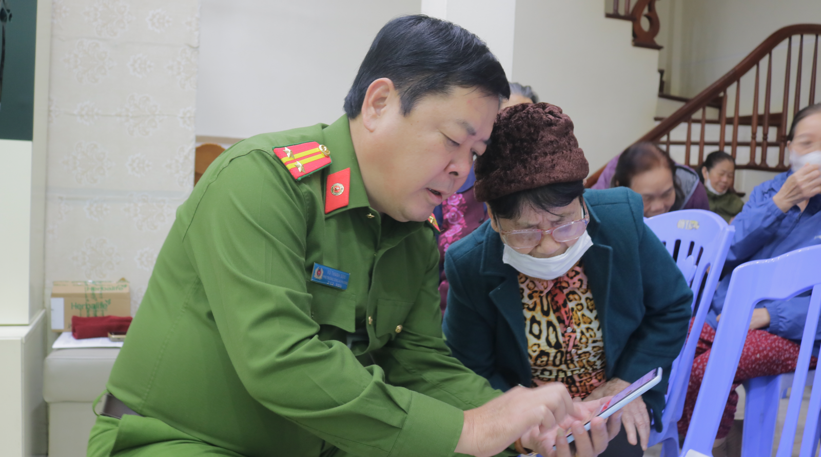 Công an phường Trần Hưng Đạo: Tuyên truyền, hướng dẫn cán bộ, đảng viên và nhân dân tham gia góp ý dự thảo các văn kiện trình Đại hội XIV của Đảng qua ứng dụng VNeID