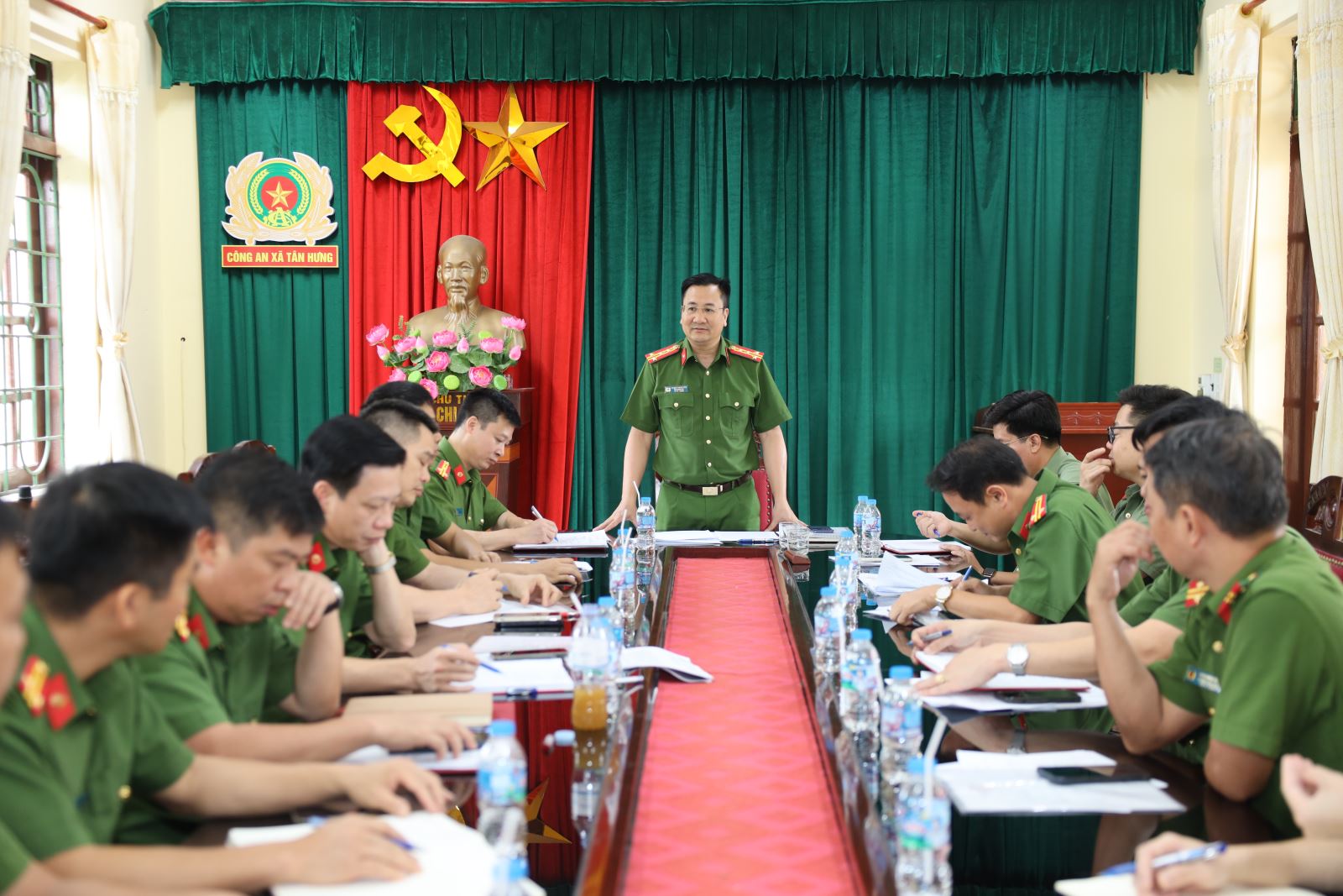 Đồng chí Đại tá Phạm Thanh Tiến, Phó Giám đốc Công an tỉnh dự hội nghị sơ kết phong trào thi đua “Vì an ninh Tổ quốc” với Công an các xã, phường thuộc Cụm thi đua số 5