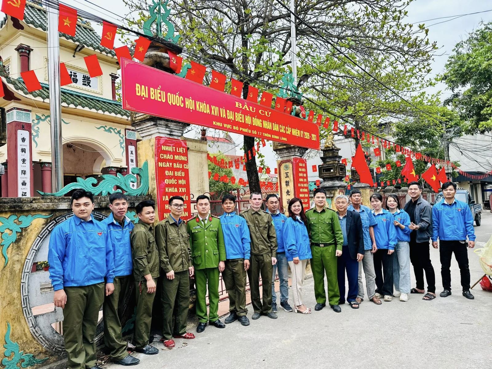 Chi đoàn Công an xã Hồng Quang xung kích thực hiện công trình thanh niên chào mừng cuộc bầu cử Đại biểu Quốc hội và HĐND các cấp