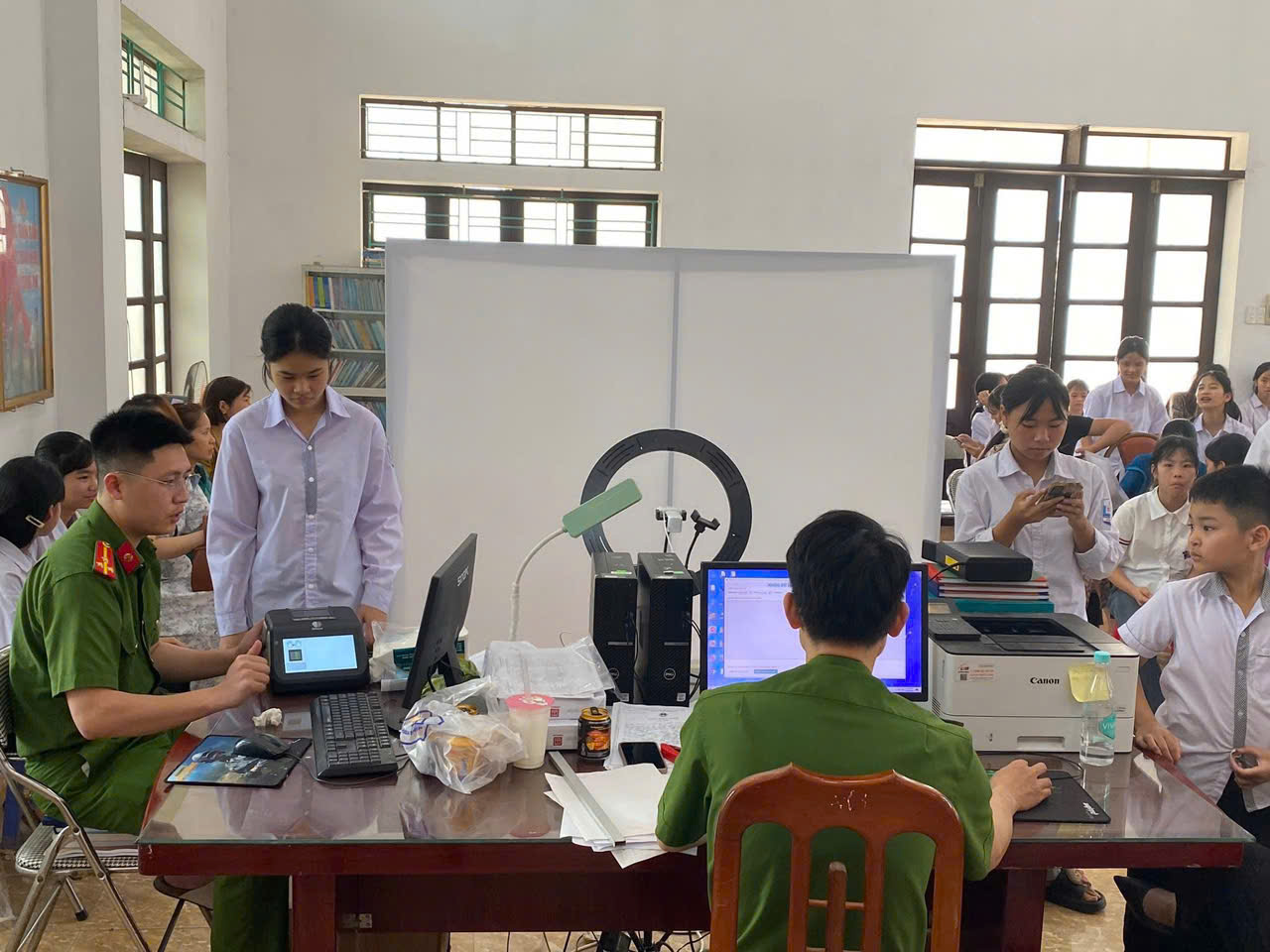 Công an xã Vạn Xuân tăng cường cấp căn cước và tài khoản định danh điện tử mức độ 2 cho công dân từ 6 đến dưới 14 tuổi trên địa bàn xã