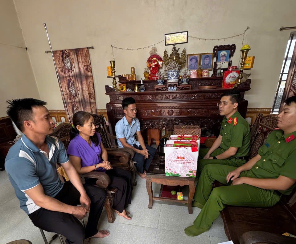 Công an phường Sơn Nam tổ chức thăm hỏi, tặng quà thân nhân gia đình liệt sĩ nhân kỷ niệm 79 năm Ngày Thương binh - Liệt sĩ (27/7/1947 - 27/7/2026)