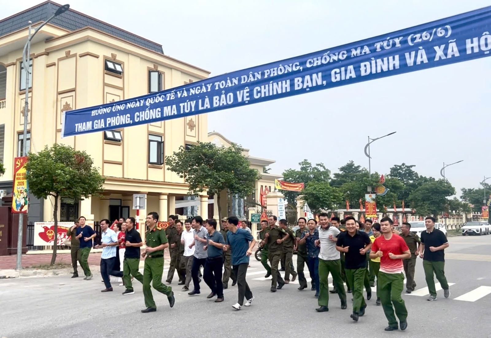 Công an phường Sơn Nam tham mưu UBND phường tổ chức lễ mít tinh hưởng ứng giải chạy toàn quốc với chủ đề “Chung một quyết tâm xây dựng xã, phường, đặc khu không ma tuý.