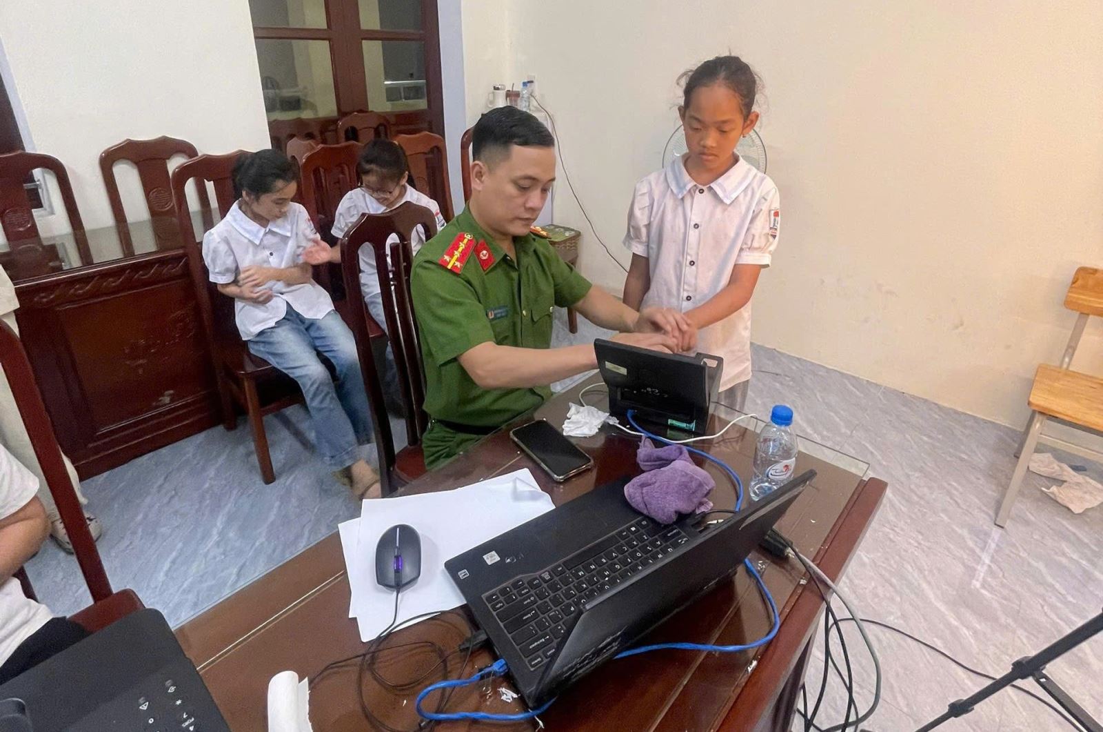 Công an xã Quang Lịch tăng cường phối hợp với các trường học trên địa bàn thu nhận căn cước lưu động cho các em học sinh từ 6 đến dưới 14 tuổi