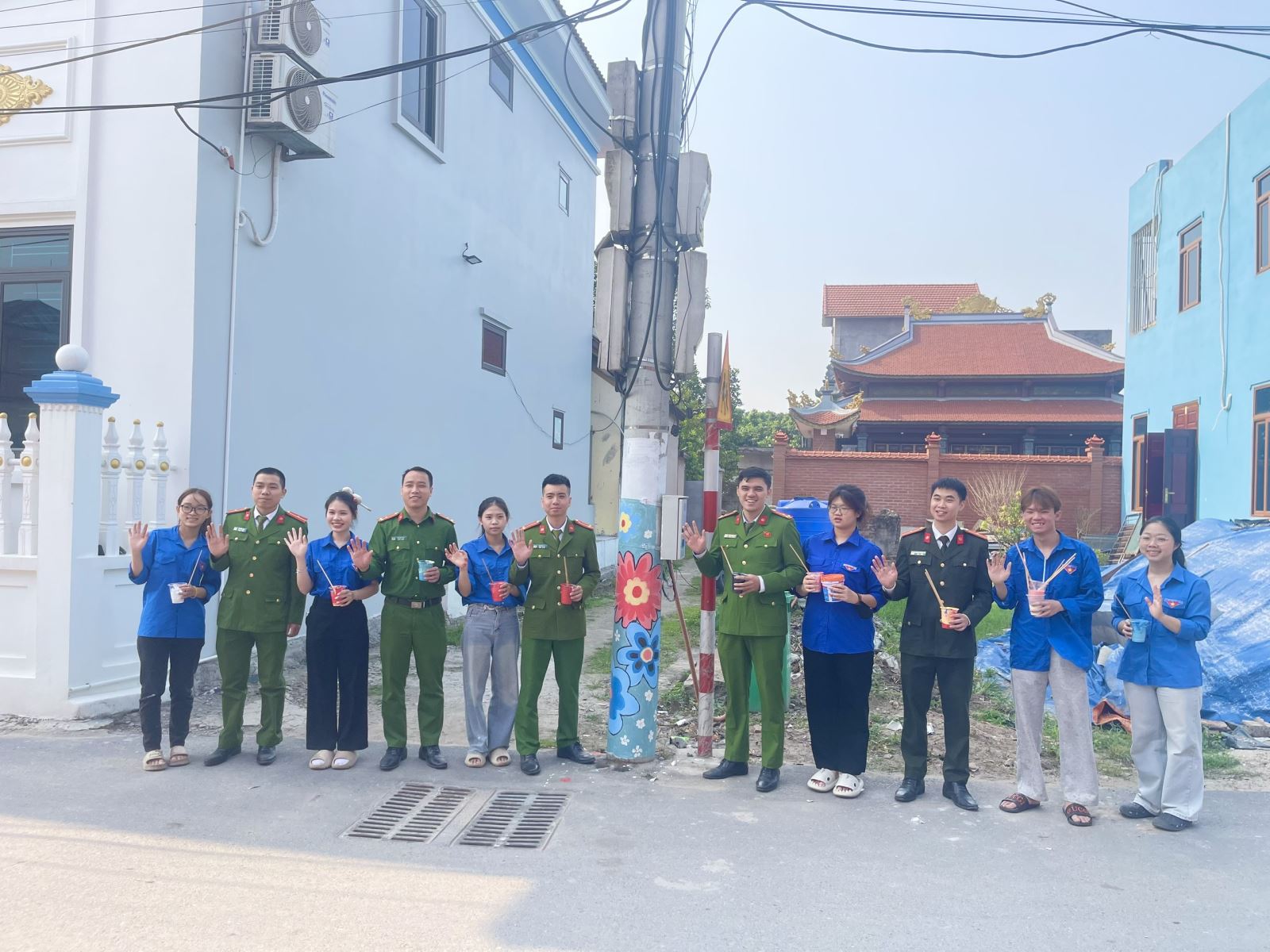 Chi đoàn Thanh niên Công an xã Việt Tiến triển khai thực hiện công trình thanh niên “Cột điện nở hoa”