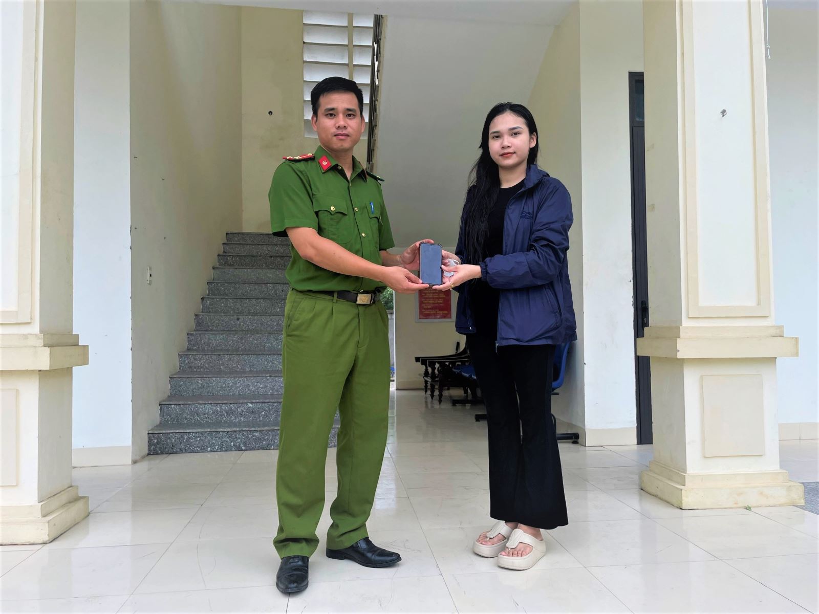 Công an xã Ái Quốc hỗ trợ người dân tìm được tài sản bị thất lạc