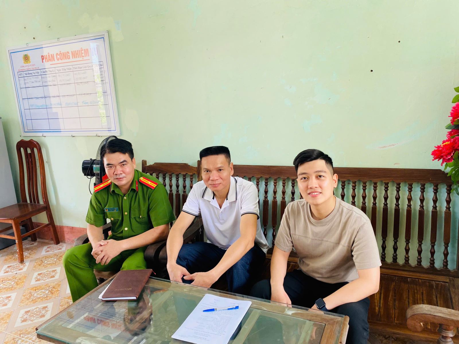 Công an xã Vũ Quý biểu dương công dân hoàn trả tiền chuyển nhầm tài khoản ngân hàng