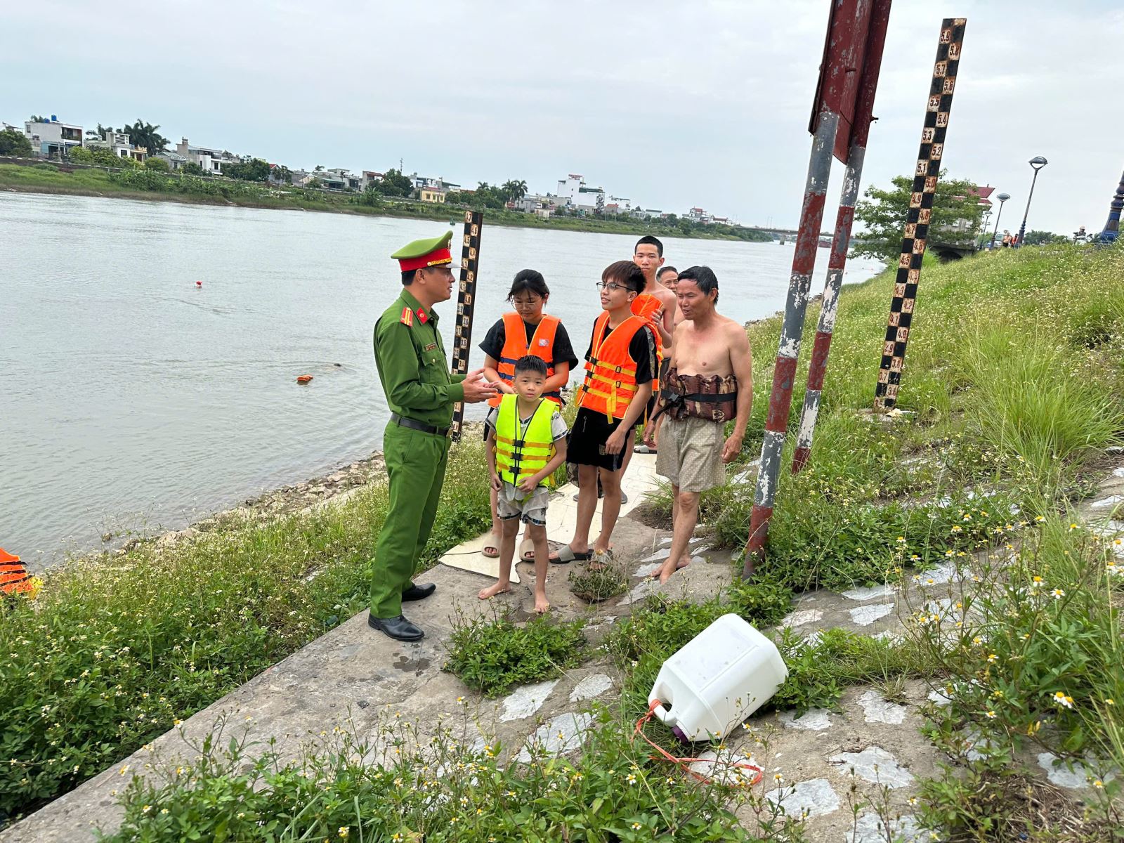 Công an phường Thái Bình: Tăng cường trang bị kỹ năng phòng, chống đuối nước tại các địa điểm sông nước - Vì một mùa hè an toàn