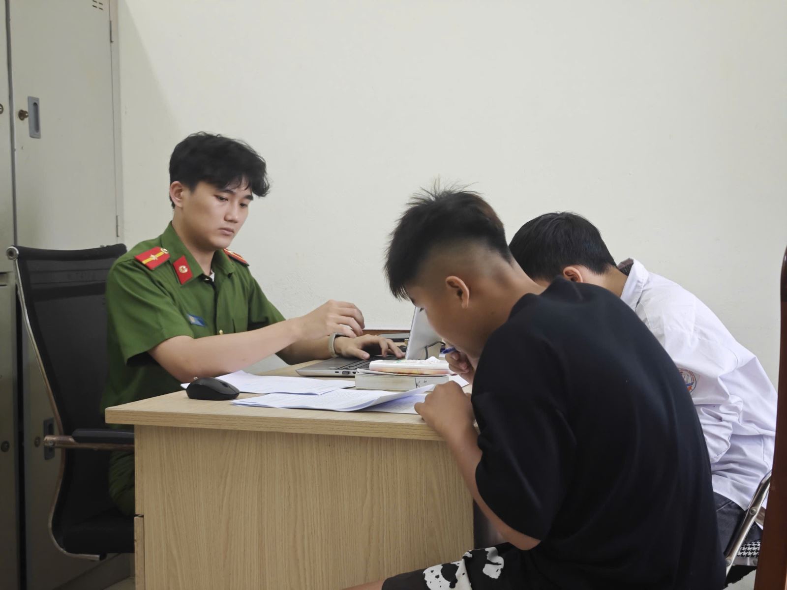Công an xã Đông Tiên Hưng tăng cường gọi hỏi, giáo dục thanh thiếu niên có biểu hiện vi phạm pháp luật