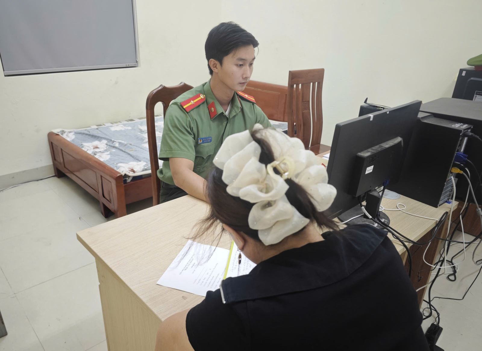 Công an xã Đông Tiên Hưng nhắc nhở, răn đe trường hợp đăng tải thông tin “báo chốt” lực lượng Cảnh sát giao thông trên mạng xã hội
