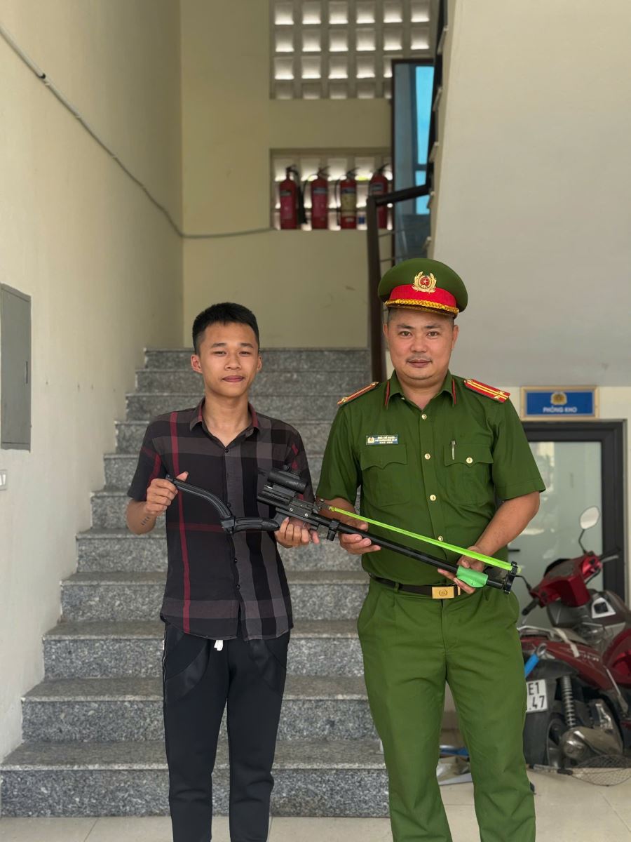 Công an xã Đông Tiên Hưng đẩy mạnh tuyên truyền, vận động Nhân dân giao nộp vũ khí, vật liệu nổ, công cụ hỗ trợ