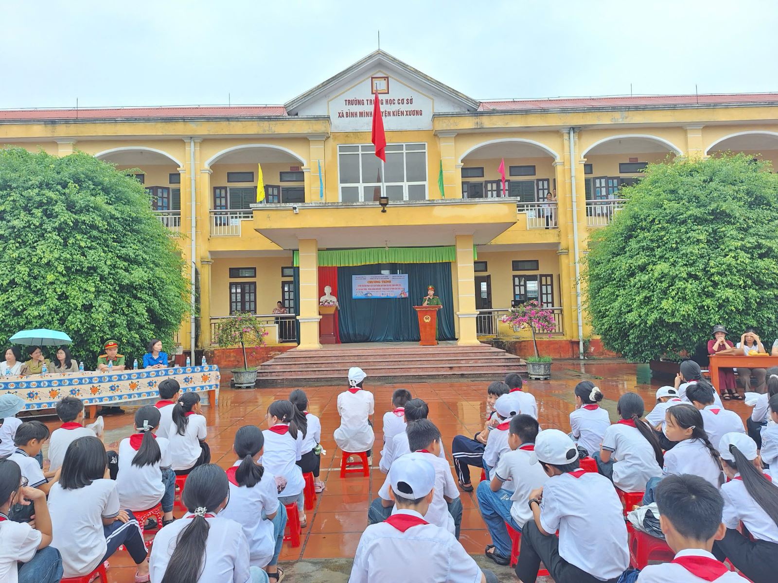 Công an xã Kiến Xương tổ chức tuyên truyền pháp luật và kỹ năng  an toàn giao thông, phòng chống đuối nước và phòng ngừa tội phạm  công nghệ cao cho học sinh trên địa bàn xã