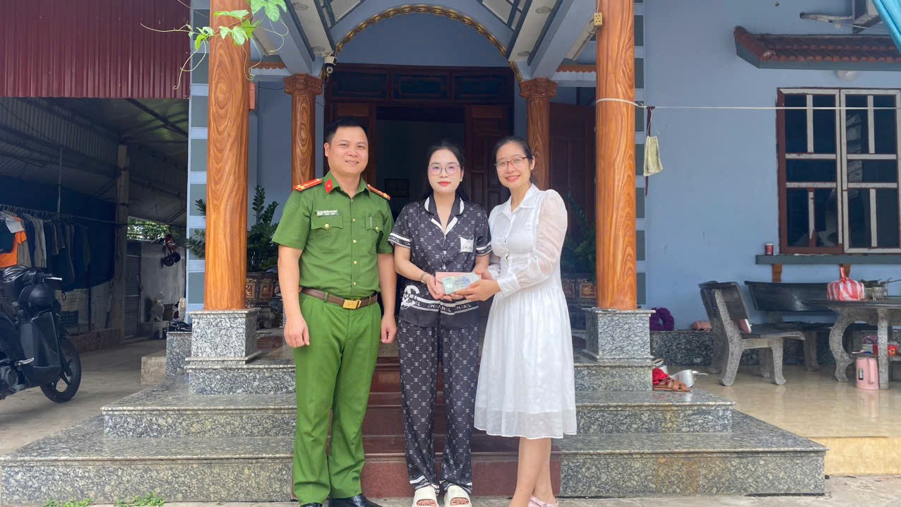 CÔNG AN XÃ THẦN KHÊ NHANH CHÓNG XÁC MINH, TRAO TRẢ TÀI SẢN BỊ ĐÁNH RƠI 