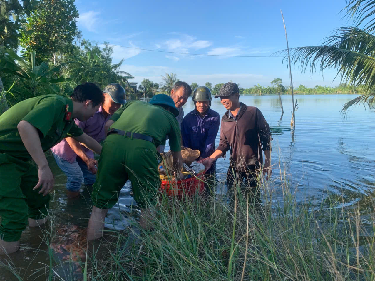 Công an xã Trà Giang chủ động xây dựng phương án, hỗ trợ người dân di dời tài sản ứng phó với cơn bão số 11 (Matmo)