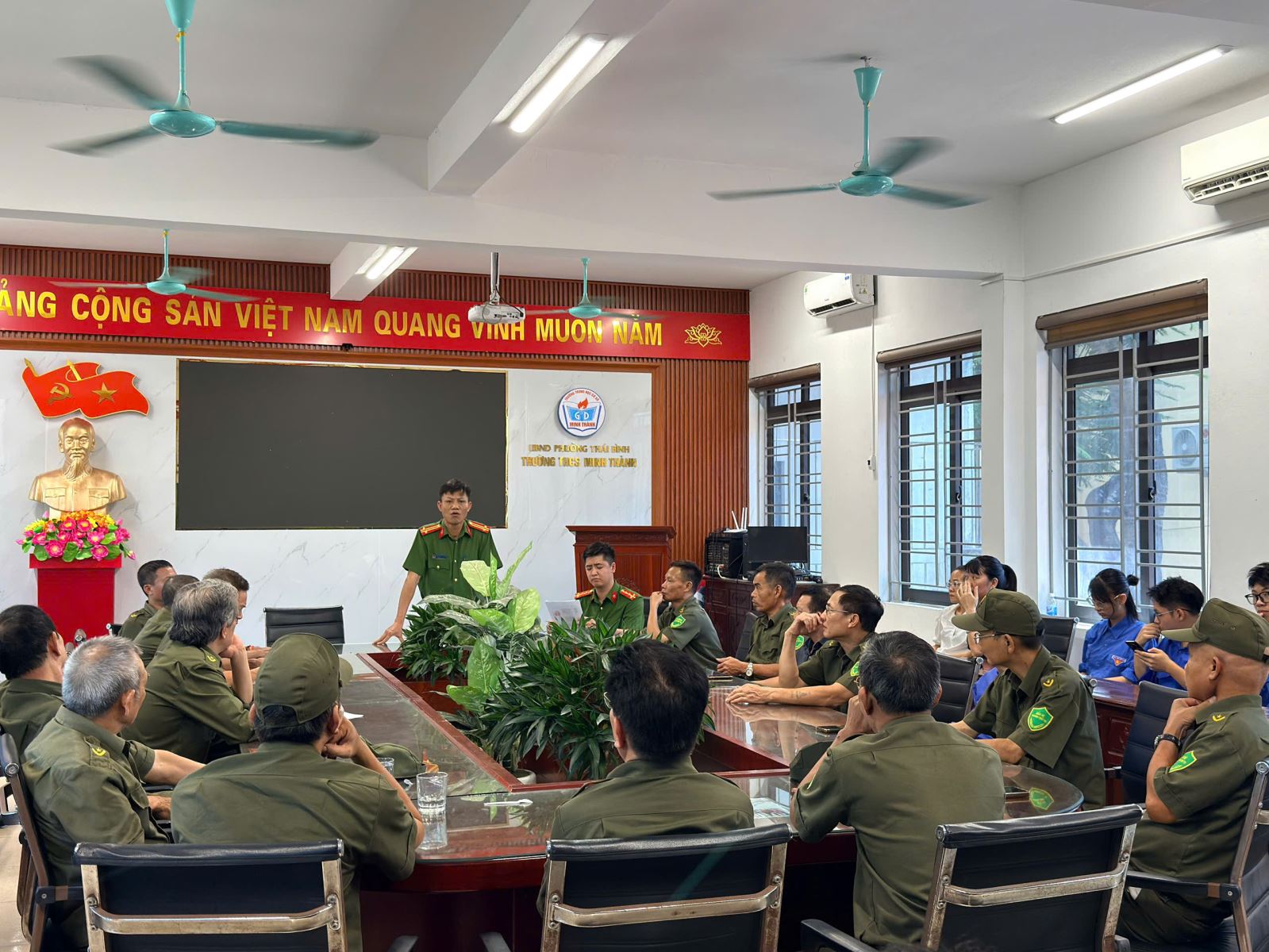 Công an phường Thái Bình triển khai Đề án “Phát triển ứng dụng dữ liệu dân cư, định danh và xác thực điện tử phục vụ phát triển chuyển đổi số quốc gia giai đoạn 2026 - 2030, tầm nhìn đến năm 2035” trê