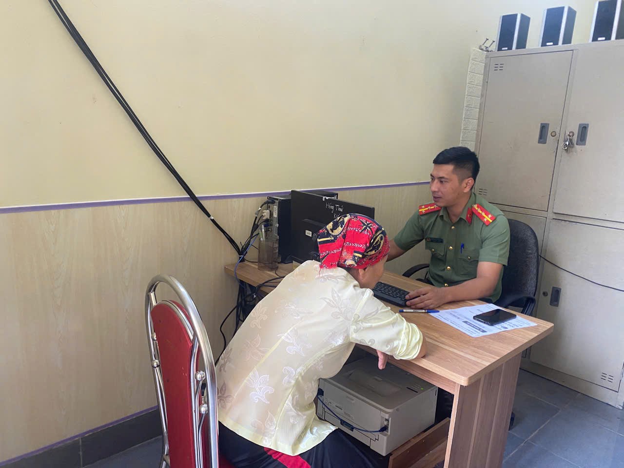 Công an xã Trà Giang làm việc với công dân đăng tải bài viết chưa được kiểm chứng, gây ảnh hưởng tiêu cực trên mạng xã hội.