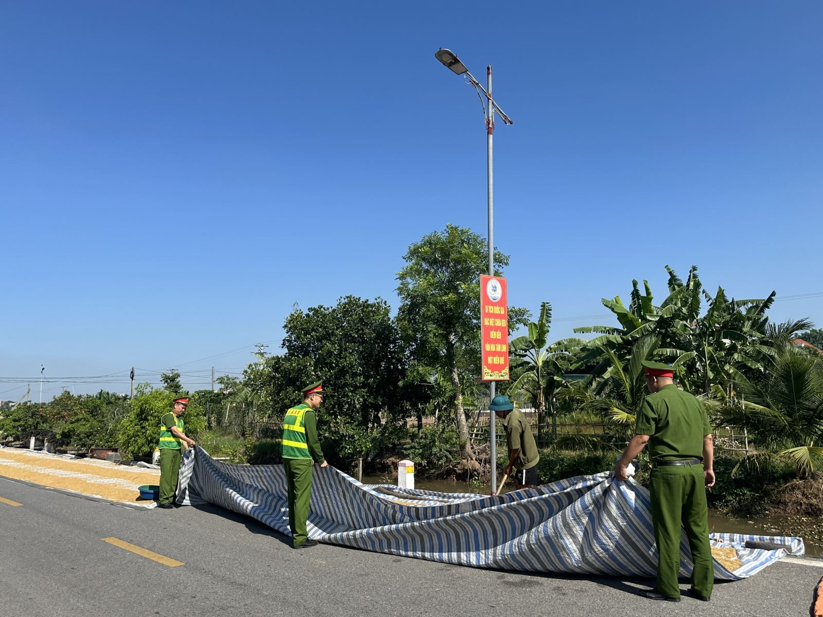 Công an xã Vũ Tiên tăng cường tuyên truyền, vận động Nhân dân không phơi thóc, lúa trên đường giao thông