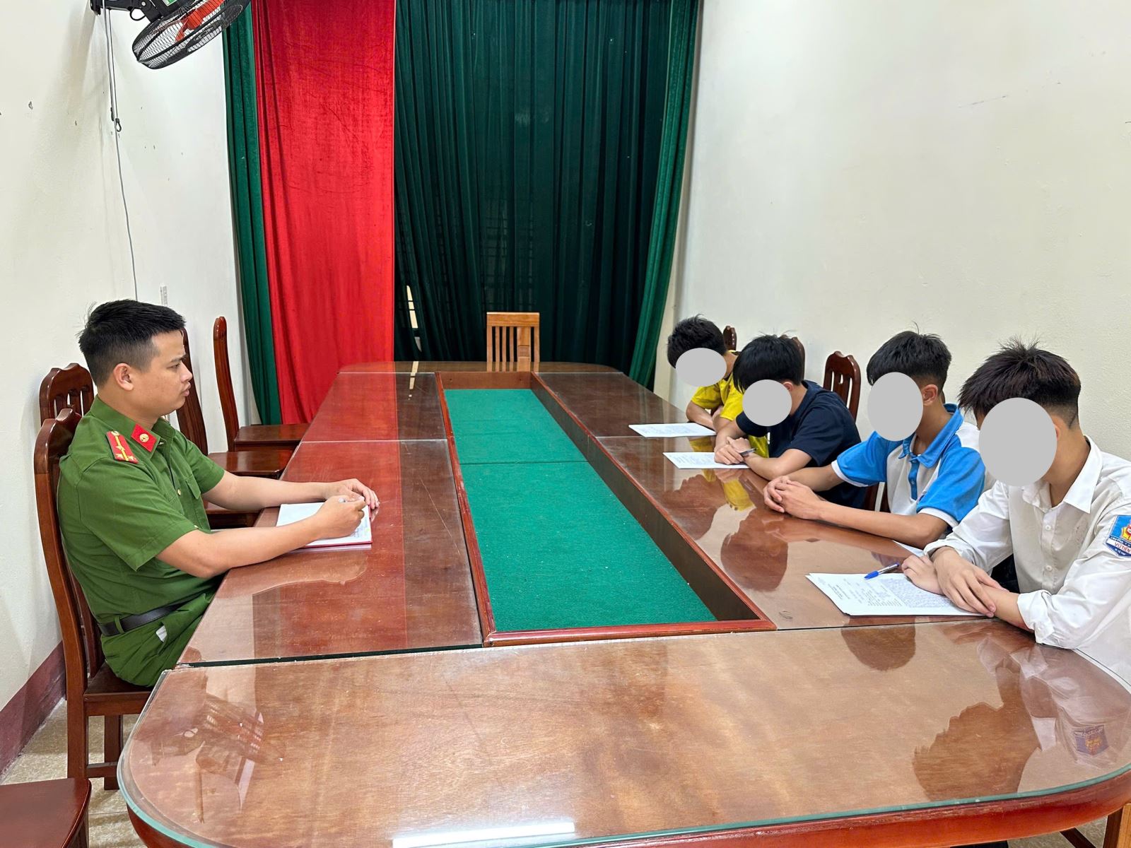 Công an xã Vũ Tiên tăng cường gọi hỏi răn đe, giáo dục, pháp luật đối với thanh thiếu niên có biểu hiện vi phạm pháp luật trên địa bàn