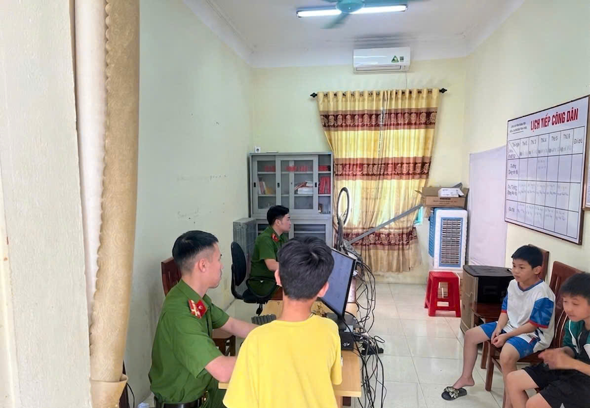 Công an xã Đông Tiên Hưng thực hiện cao điểm cấp căn cước và tài khoản định danh mức 2 cho công dân từ 6 đến dưới 14 tuổi