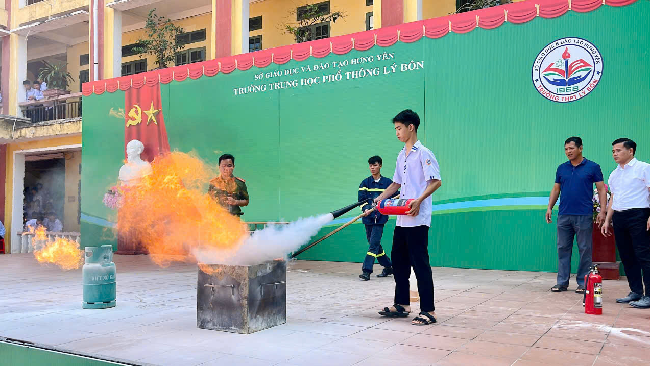 Tuyên truyền, phổ biến kiến thức pháp luật và tập huấn nghiệp vụ phòng cháy, chữa cháy và cứu nạn, cứu hộ cho cán bộ, giáo viên, học sinh Trường THPT Lý Bôn